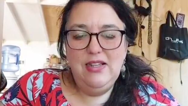 Tarotista del Rechazo impactada con sus cartas