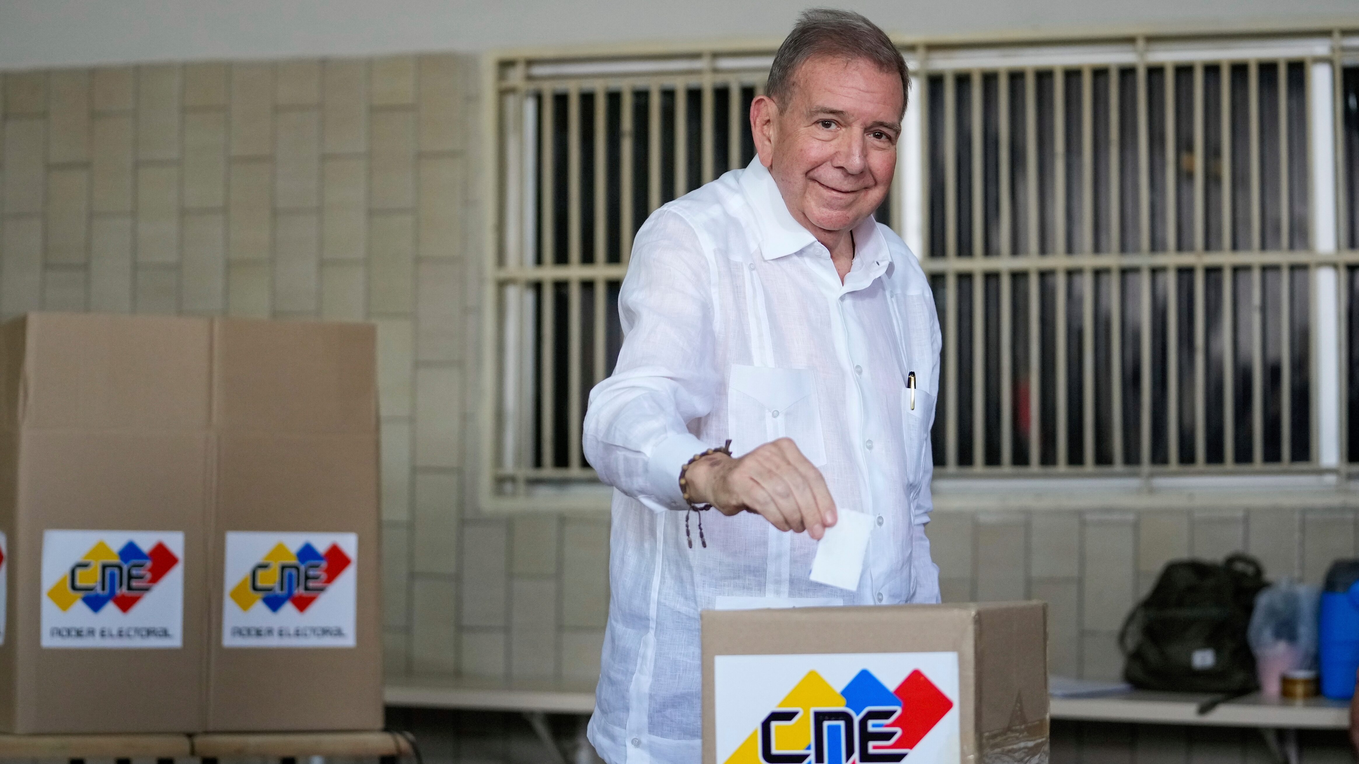 El candidato presidencial de la oposición, Edmundo González, vota durante las elecciones presidenciales en Caracas, Venezuela, el domingo 28 de julio de 2024. (AP Foto/Matías Delacroix)