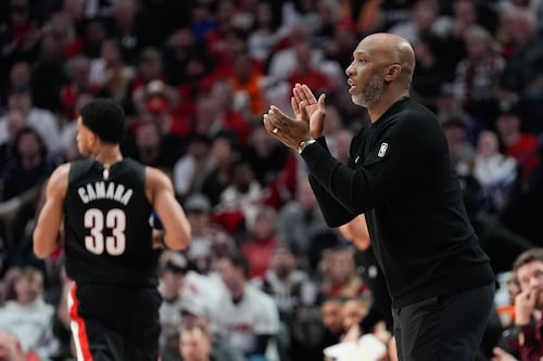 Escándalo en la NBA por apuestas: detienen al coach Chauncey Billups, al jugador Terry Rozier y otras 30 personas