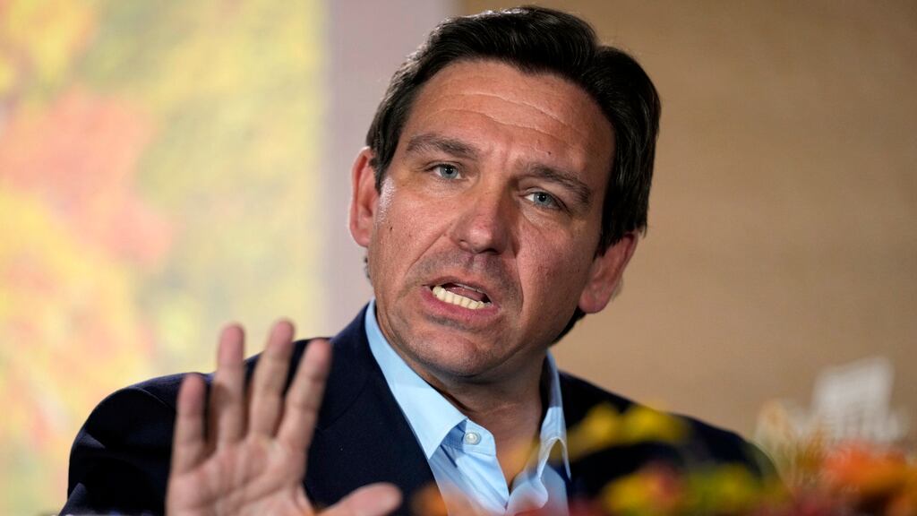 El candidato presidencial republicano, el gobernador de Florida, Ron DeSantis, habla durante el Foro Familiar de Acción de Gracias de Líderes de la Familia, el 17 de noviembre de 2023, en Des Moines, Iowa. (Foto AP/Charlie Neibergall)