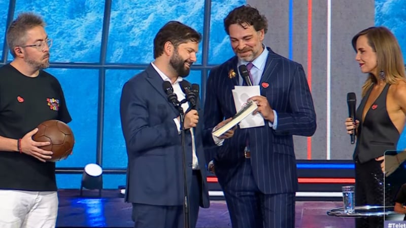 Con un sentido discurso y tres donaciones para la subasta: Así fue la última participación del Presidente Gabriel Boric en la Teletón