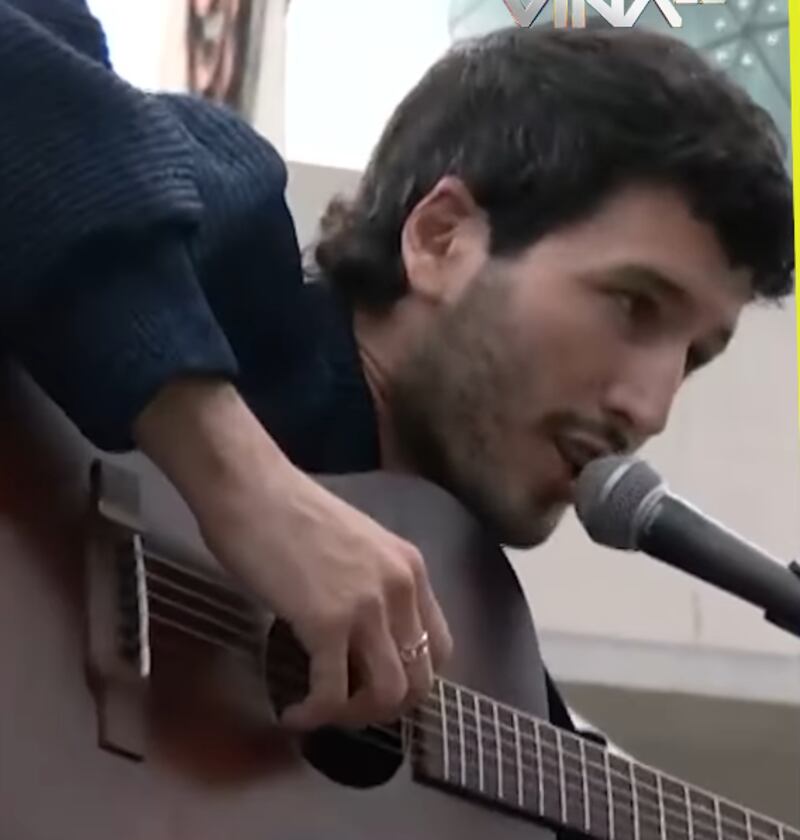 Sebastián Yatra improvisa concierto a las afueras de su hotel en Viña del Mar.