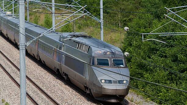 Multan a once jóvenes por celebrar una despedida de soltero en un tren y retrasar a los pasajeros