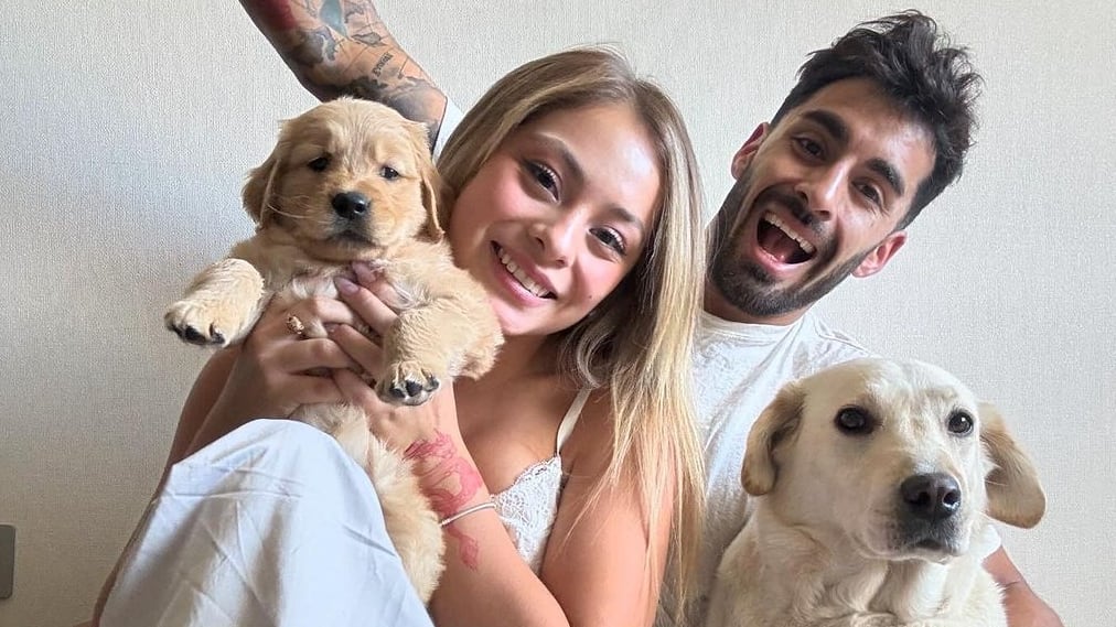 La pareja aún no tiene todos los muebles básicos en el departamento donde se mudaron juntos.