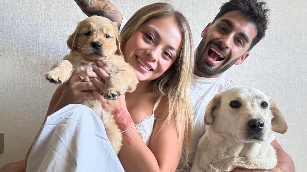 La pareja aún no tiene todos los muebles básicos en el departamento donde se mudaron juntos.