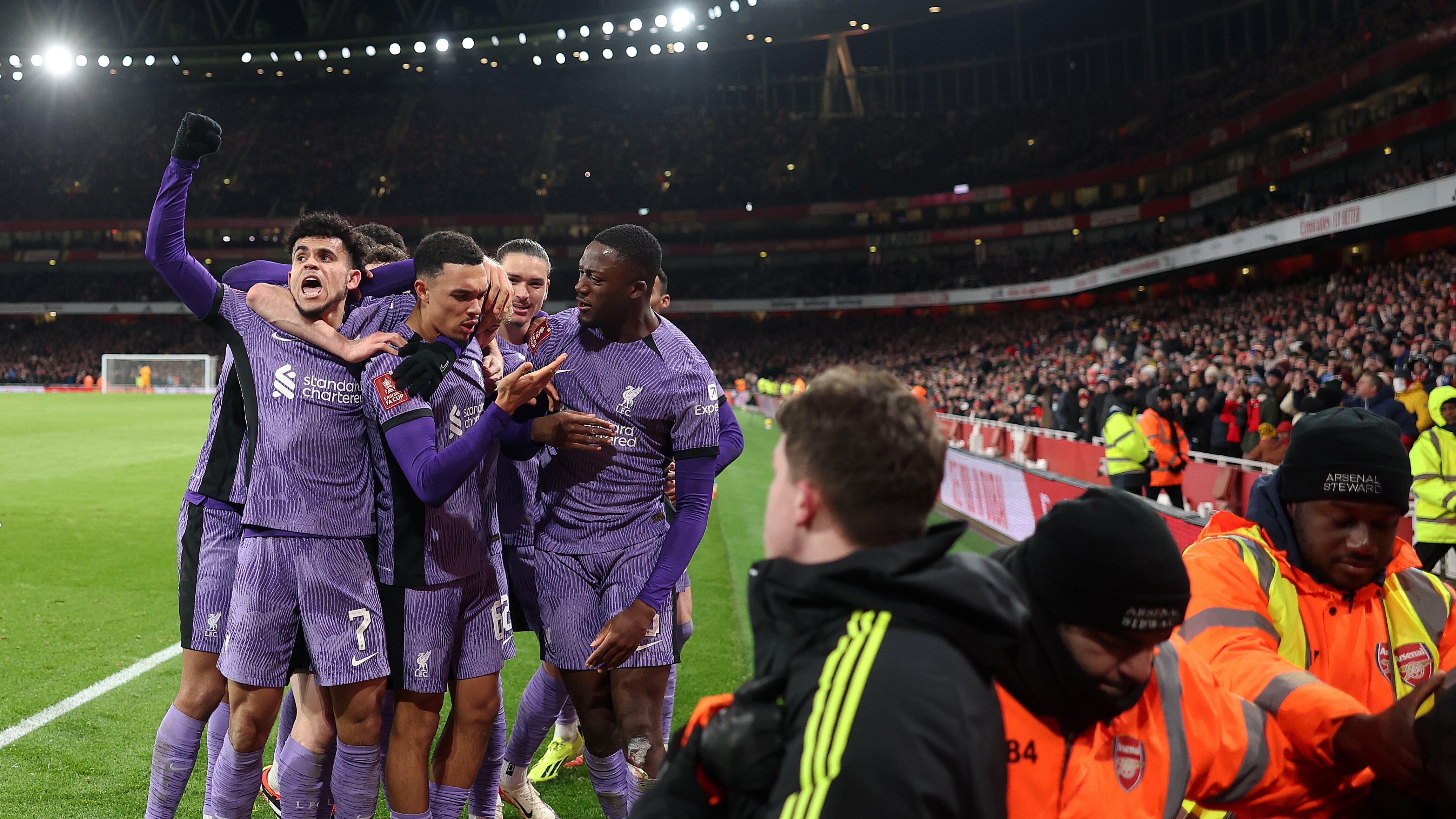 Jugadores del Liverpool le pegaron a un hincha que invadió la cancha