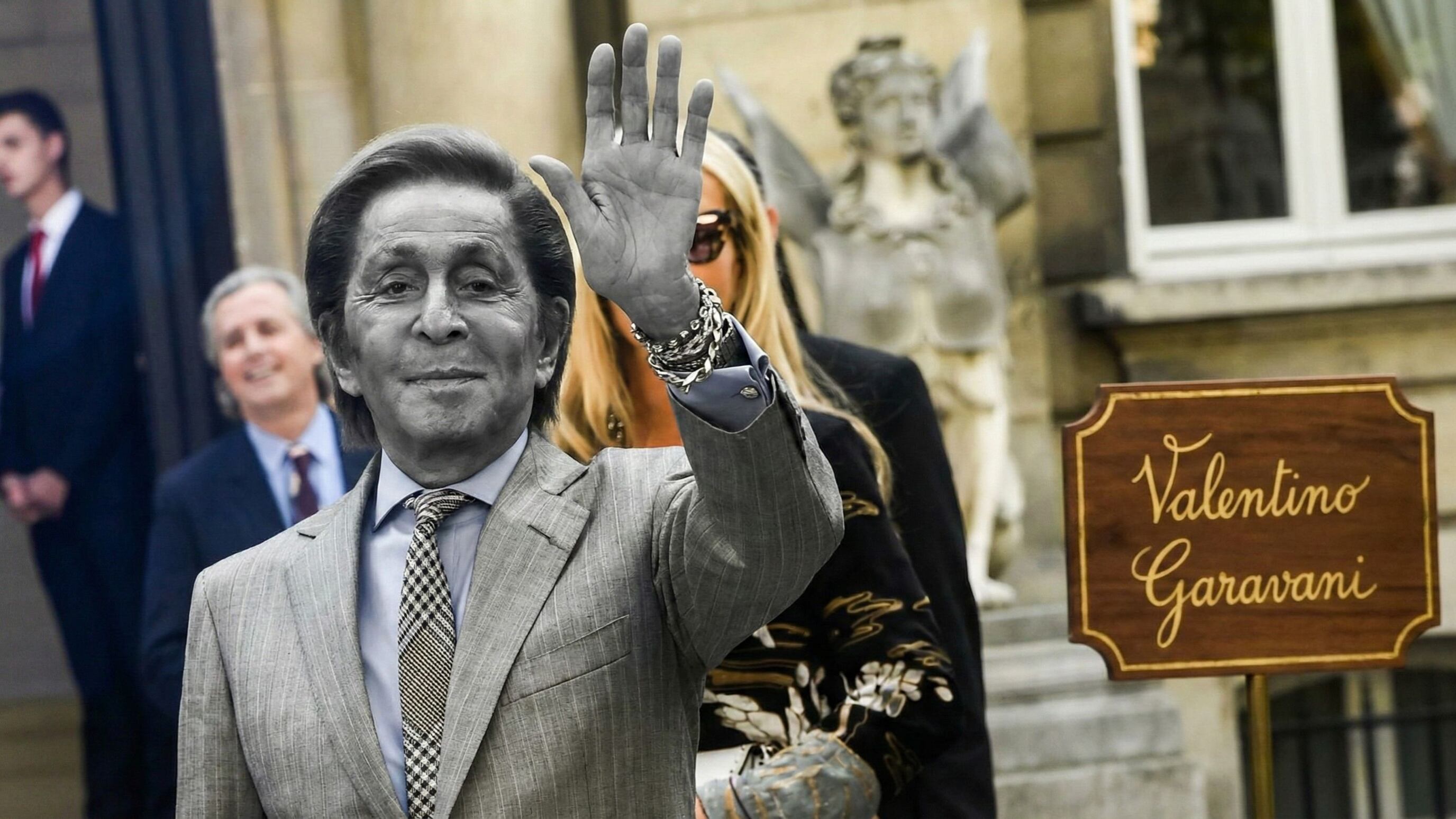 La marca Valentino continúa activa, mientras el legado de su fundador queda inscrito en la historia de la moda.