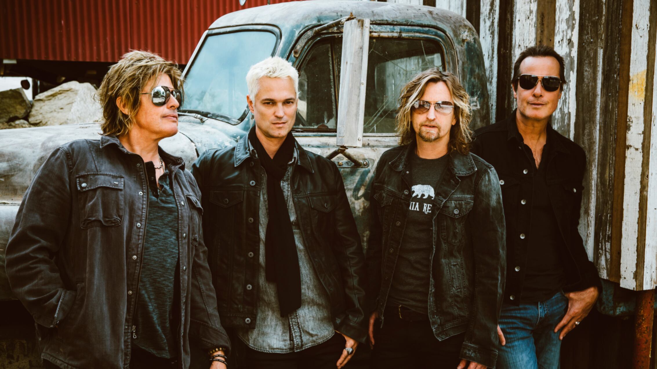 Dicen que no hay primera sin segunda y mejor si es una tercera vez. Por eso la banda estadounidense Stone Temple Pilots confirmó su esperado regreso a Chile, para deleite de toda su fanaticada, nostálgica del grunge de la época dorada de los 90´.
El grupo californiano, con éxitos como “Interstate Love Song”, “Plush”, “Vasoline” y “Creep” se presentará el próximo 20 de mayo en el Movistar Arena, con entradas que van desde los 35 mil hasta los 79 mil pesos.
Durante su trayectoria, que supera los 30 años, Stone Temple Pilots ha vendido más de 70 millones de álbumes, alcanzando los primeros lugares de la lista Billboard 200 y tomándose los rankings radiales con éxitos como “Sex Type Thing”, “Wicked Garden” y el sencillo ganador del premio Grammy, “Plush”, entre otros.
La fama la alcanzaron a comienzos de los ´90 cuando el grunge sonaba en cada rincón del mundo y STP se convertía uno de sus emblemas gracias a los riffs inimitables del guitarrista Dean DeLeo, la sección rítmica propulsiva del bajista Robert DeLeo y el baterista Eric Kretz, y la voz del carismático Scott Weiland
Con este retorno, tras su primera presentación el 2011 como parte del festival Maquinaria, y en febrero del 2019, con Jeff Gutt en reemplazo de Weiland -quien fue expulsado de la banda en el 2012 y falleció a fines del 2015- la banda se reencontrará con su fanaticada, quien podrán adquirir sus tickets desde este jueves 28 de noviembre a las 11:00 horas, en PuntoTicket.
La banda californiana ha vendido más de 70 millones de álbumes, alcanzando los primeros lugares de la lista Billboard 200 y tomándose los rankings radiales con éxitos como “Sex Type Thing”, “Wicked Garden” y el sencillo ganador del premio Grammy, “Plush”, entre otros, durante sus más de 30 años de trayectoria.
Valor de las entradas - STONE TEMPLE PILOTS:
- Tribuna: $35.000 más cargo por servicio.
- Platea Alta: $55.000 más cargo por servicio.
- Cancha: $69.000 más cargo por servicio.
- Platea Baja: $79.000 más cargo por servicio.