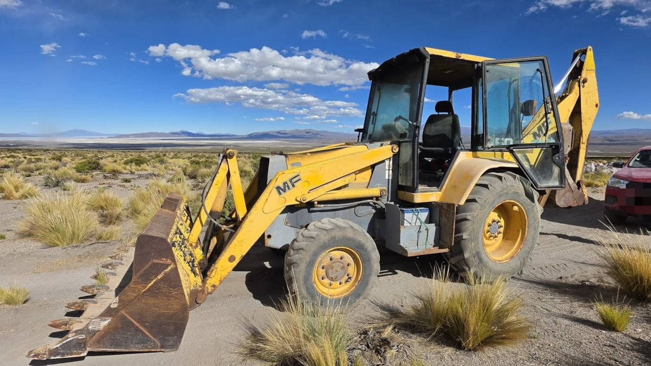 Detienen a dos ciudadanos bolivianos que tapaban zanjas con retroexcavadoras en Colchane