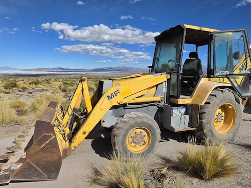 Detienen a dos ciudadanos bolivianos que tapaban zanjas con retroexcavadoras en Colchane