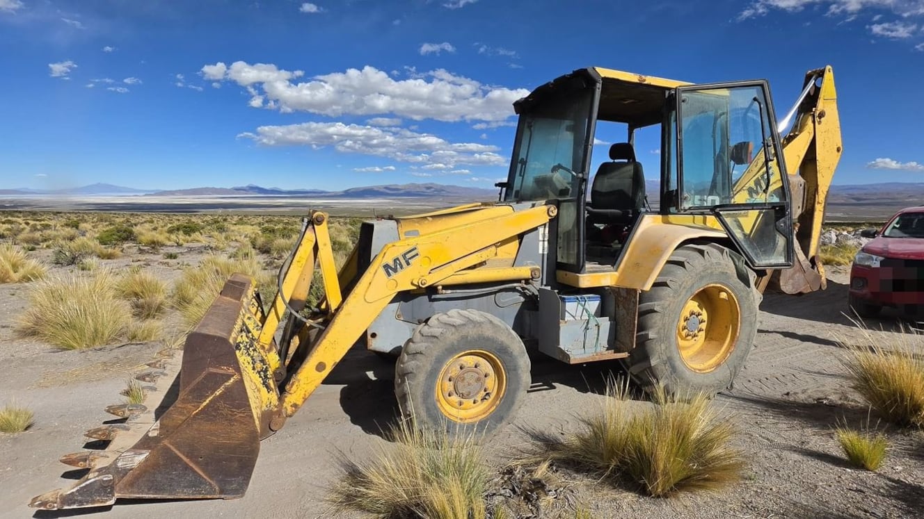 Detienen a dos ciudadanos bolivianos que tapaban zanjas con retroexcavadoras en Colchane