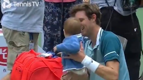 El hijo mayor del tenista nacional nuevamente se convirtió en tendencia de redes sociales al ingresar a la cancha donde su padre estaba jugando un partido del ATP Tour.