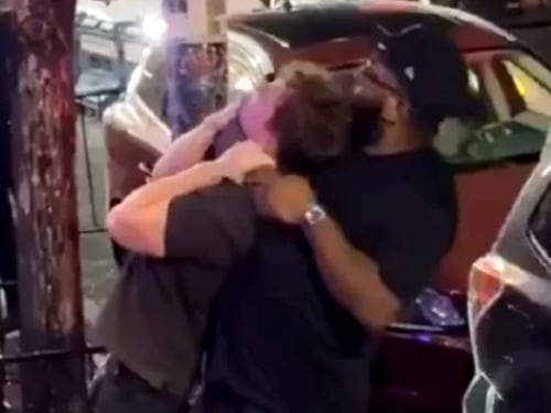 Impactante video: guardia de seguridad atacó a estudiante y rompió un vidrio con su cabeza