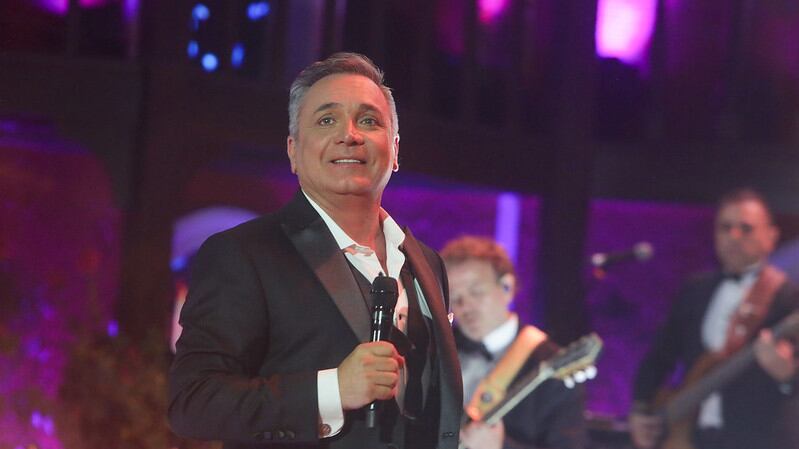 De impecable traje negro y camisa blanca, “Don” Luis Jara (Luchito para sus fieles seguidoras), convirtió el anfiteatro del Patagual en un conservatorio de música docta, con la majestuosa interpretación que tuvo en la tercera noche del Festival del Huaso de Olmué 2025, dando muestras de una excelente voz, que estuvo acompañada de una implacable orquesta de jóvenes músicos.
Si bien, muchos esperaban sus éxitos bailables, estilo Kitsch, el artista optó por un repertorio más reposado, priorizando un canto de lujo.
Con eso, logró que en dos oportunidades el público aplaudiera de pie, llegando a un tiempo de 90 segundos de aplausos continuos.
Luego, interpretó la canción Ámame con el público alumbrando las galerías con sus celulares, elevando la belleza del espectáculo a otro nivel, que incluso era reconocido en la siempre crítica red X.
Al final de su show, que comenzó a las 22.26 y finalizó a las 23.40 horas, se sacó la chaqueta, se quitó la corbata y desabrochó algunos botones de la camisa para sacar su lado más fiestero, interpretando grandes éxitos como Golpe de suerte.