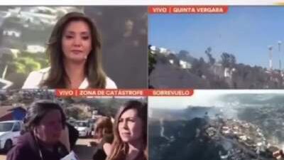 Los canales de televisión realizaron una amplia cobertura del gigantesco incendio en Viña del Mar.
Sin embargo, las desafortunadas preguntas de periodistas a vecinos que lo habían pérdido todo a horas de Navidad, generaron repudio en redes sociales.
En el matinal Tu Día que conduce Priscilla Vargas y José Luis Repenning, la periodista Ana María Silva conversó con una vecina que estaba viviendo una dramática situación.
Pero, cuando la mujer estaba dando su testimonio, la periodista comenzó a hacer gestos desesperados ante la eventual presencia de la alcaldesa Macarena Ripamonti.
La periodista dejó hablando sola a la mujer, generando una ola de críticas de los televidentes.