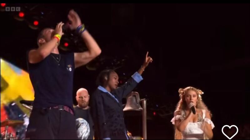 De sangre chilena y amante del reggaeton: ¿Quién es Elyanna, la nueva musa de Coldplay que cantó en Glastonbury?