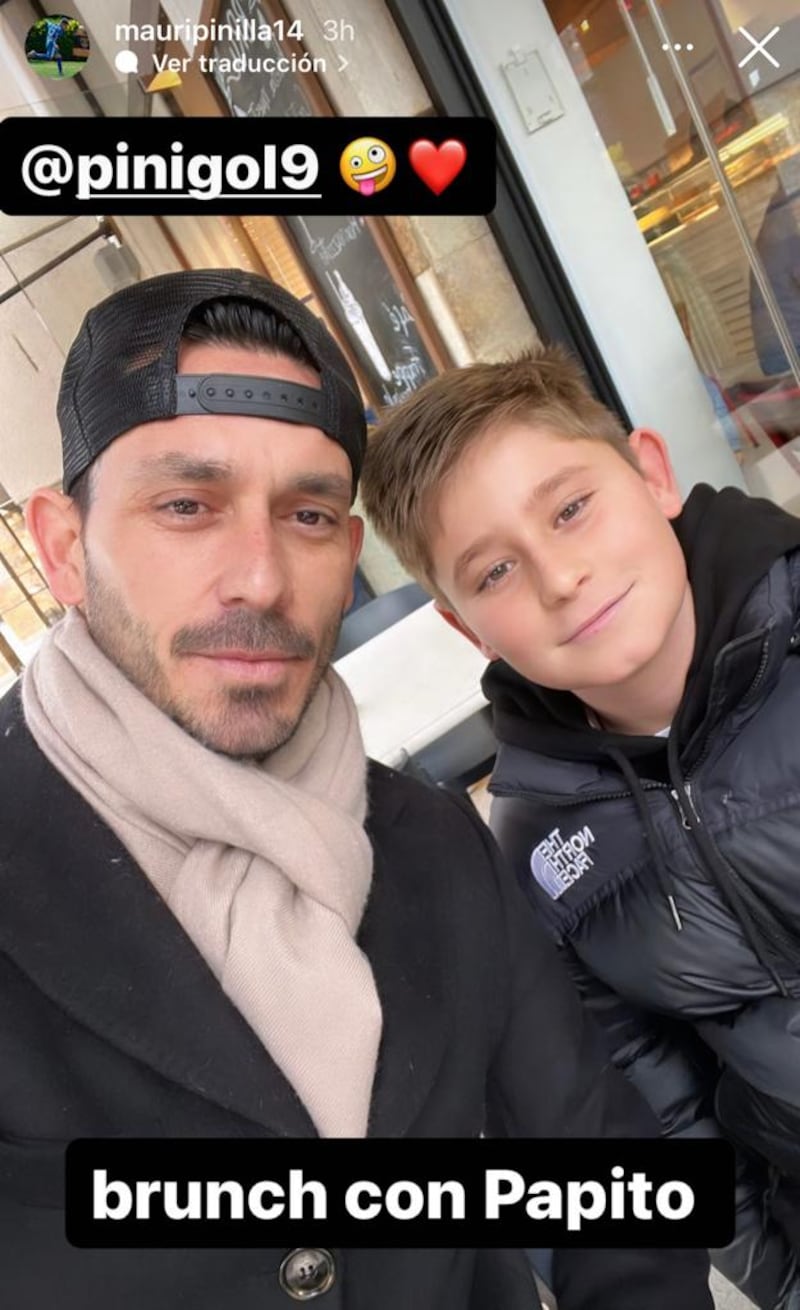 Mauricio Pinilla, reconocido exfutbolista, ha vuelto a la escena pública después de un periodo de ausencia de cerca de tres semanas debido a una hospitalización.
Uno de nuestros seguidores capturó el momento, una imagen compartida por su hijo menor en las redes sociales.
Recordemos que una de las últimas apariciones públicas del animador de TVN fue en unas historias donde acompañó a una de sus hijas a un partido de Jockey, donde también se encontraba su ex pareja Gisella Gallardo.
En la historia compartida, se puede observar a un Mauricio Pinilla visiblemente más delgado. Se rumoreaba sobre su estado de salud, pero esta fotografía confirma su regreso y muestra un aspecto físico notablemente cambiado.
El hijo de Pinilla acompañó la imagen con el mensaje «brunch con Papito». Aunque no se han revelado detalles específicos sobre la razón de la hospitalización de Pinilla, se presume que pudo haber enfrentado problemas de salud relacionados con un cuadro de estrés severo. No obstante, el exdelantero aún no ha emitido comentarios oficiales al respecto.