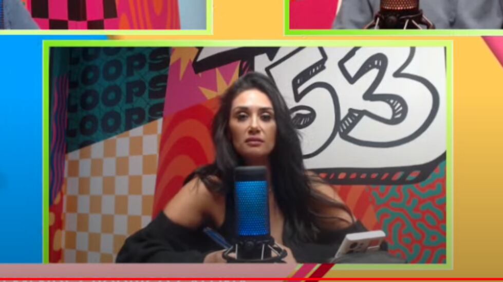 Tras un fin de semana negro, Pamela Díaz se refirió al término de su relación de cuatro años con el animador de CHV, Jean Philippe Cretton. Fue el viernes en la noche que se filtró un video donde se ve al periodista besando a otra mujer, hija de la actriz Francisca Imboden.
Producto de ello, el conductor de “Podemos Hablar” escribió en sus historias de Instagram que el pololo había terminado y aclaró que “no hubo infidelidad”, dando a entender que el quiebre ocurrió tiempo antes de ser grabado en el evento de una marca de cerveza.