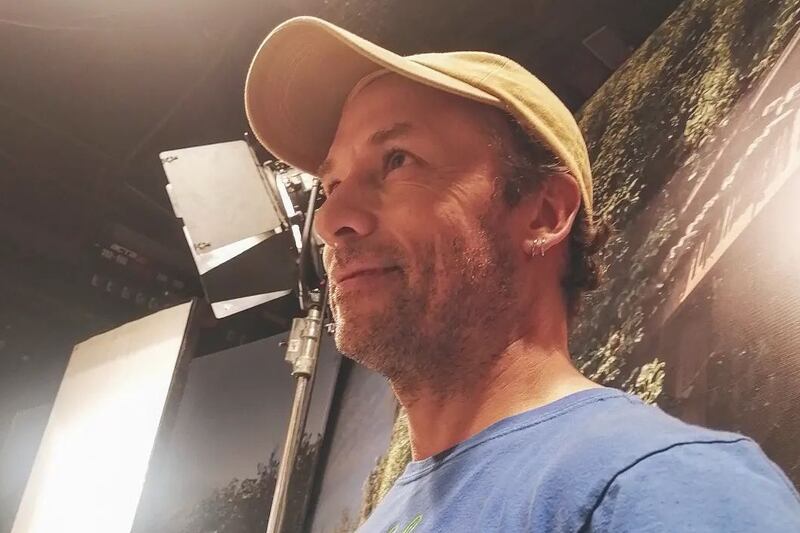 El actor mostró en sus redes sociales el look que deberá usar para darle vida a su próximo personaje en la nueva teleserie de Mega.