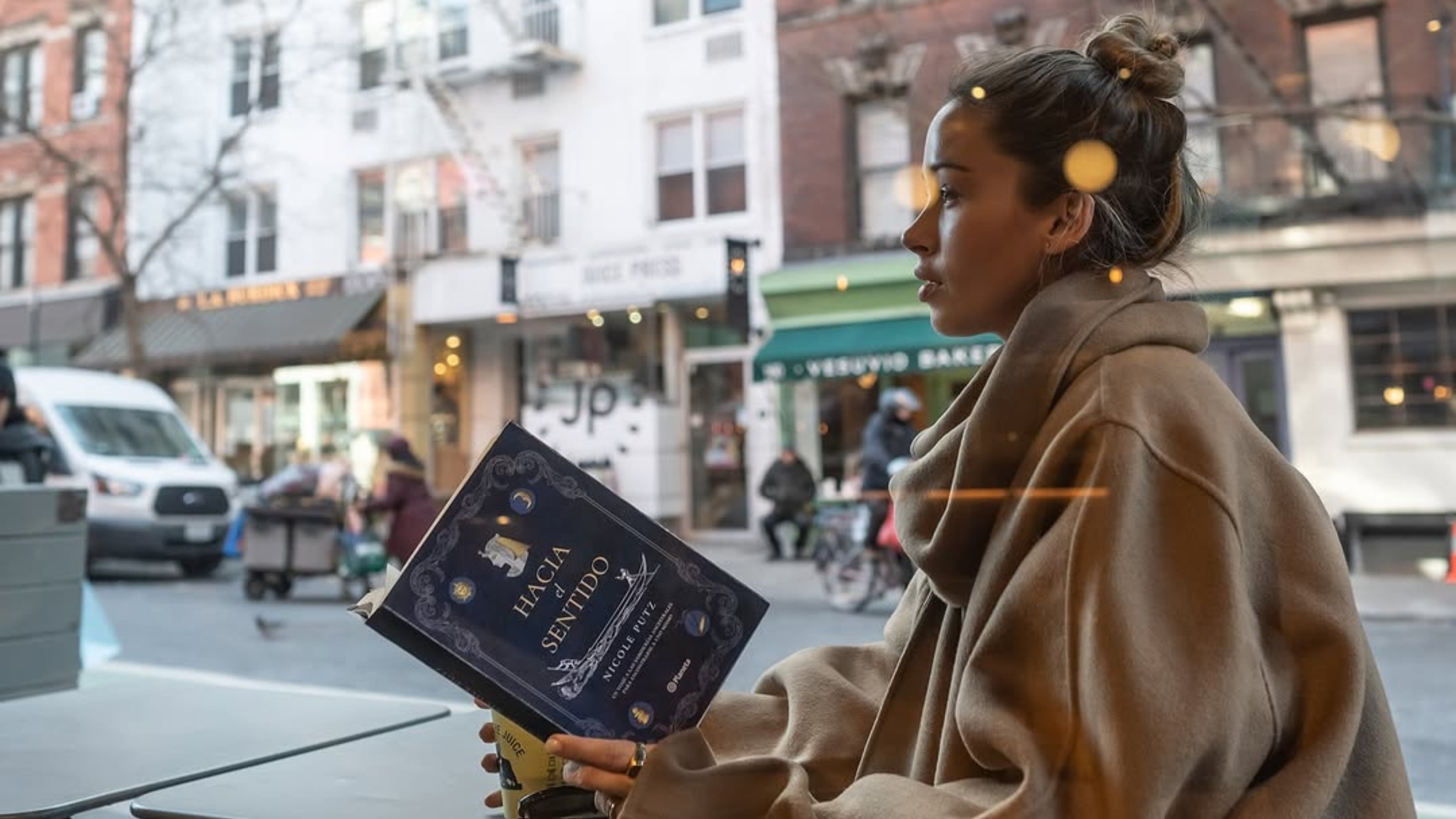 Nicole Putz y su primero libro "Hacia El Sentido"