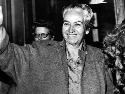 Metro y plazas se llenan de poesía: 100 mil libros de Gabriela Mistral serán regalados en todo Chile