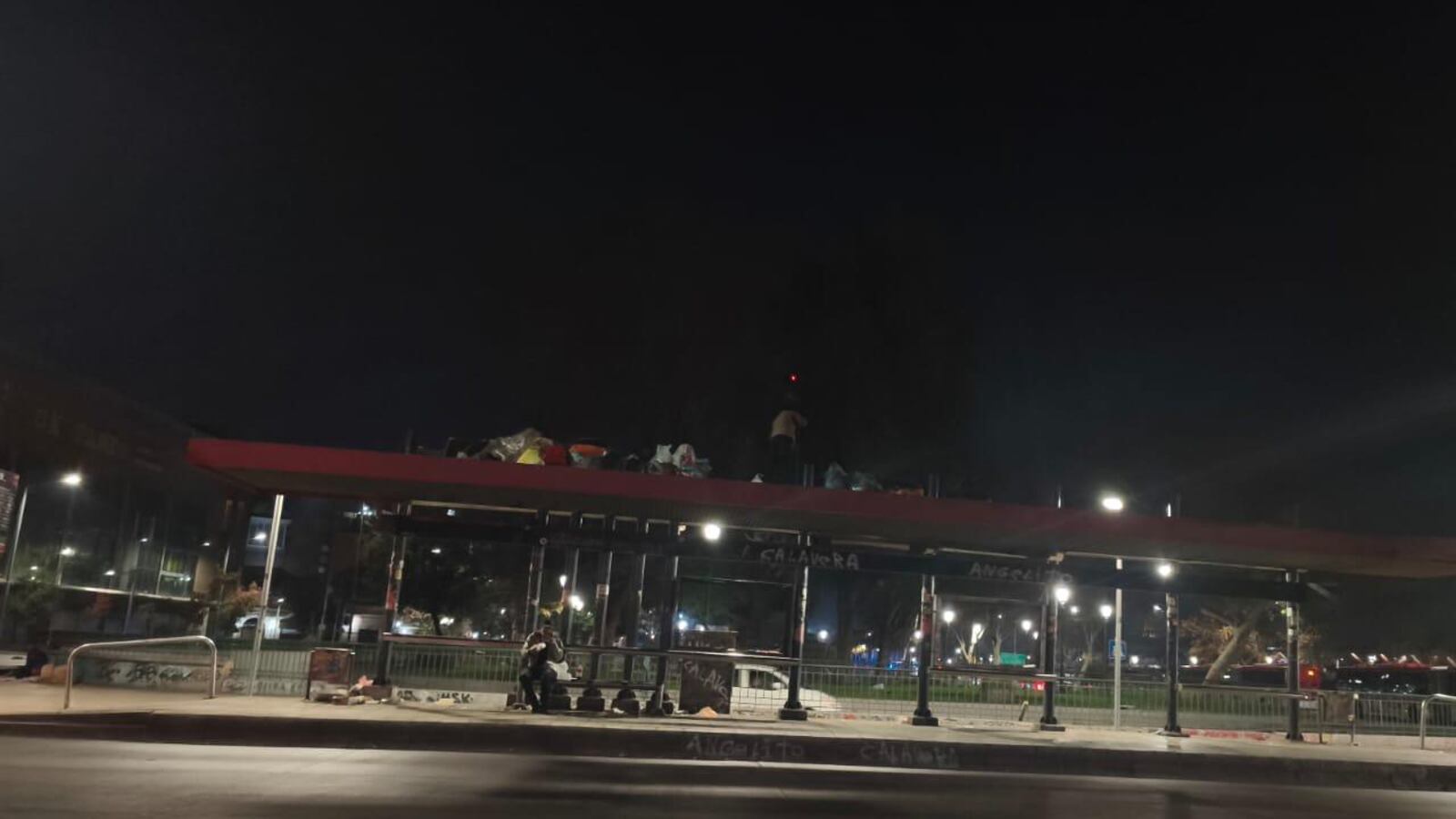 Diputadas de la RM solicitan un plan con expertos para abordar crisis de personas en situación de calle que usan paraderos para dormir