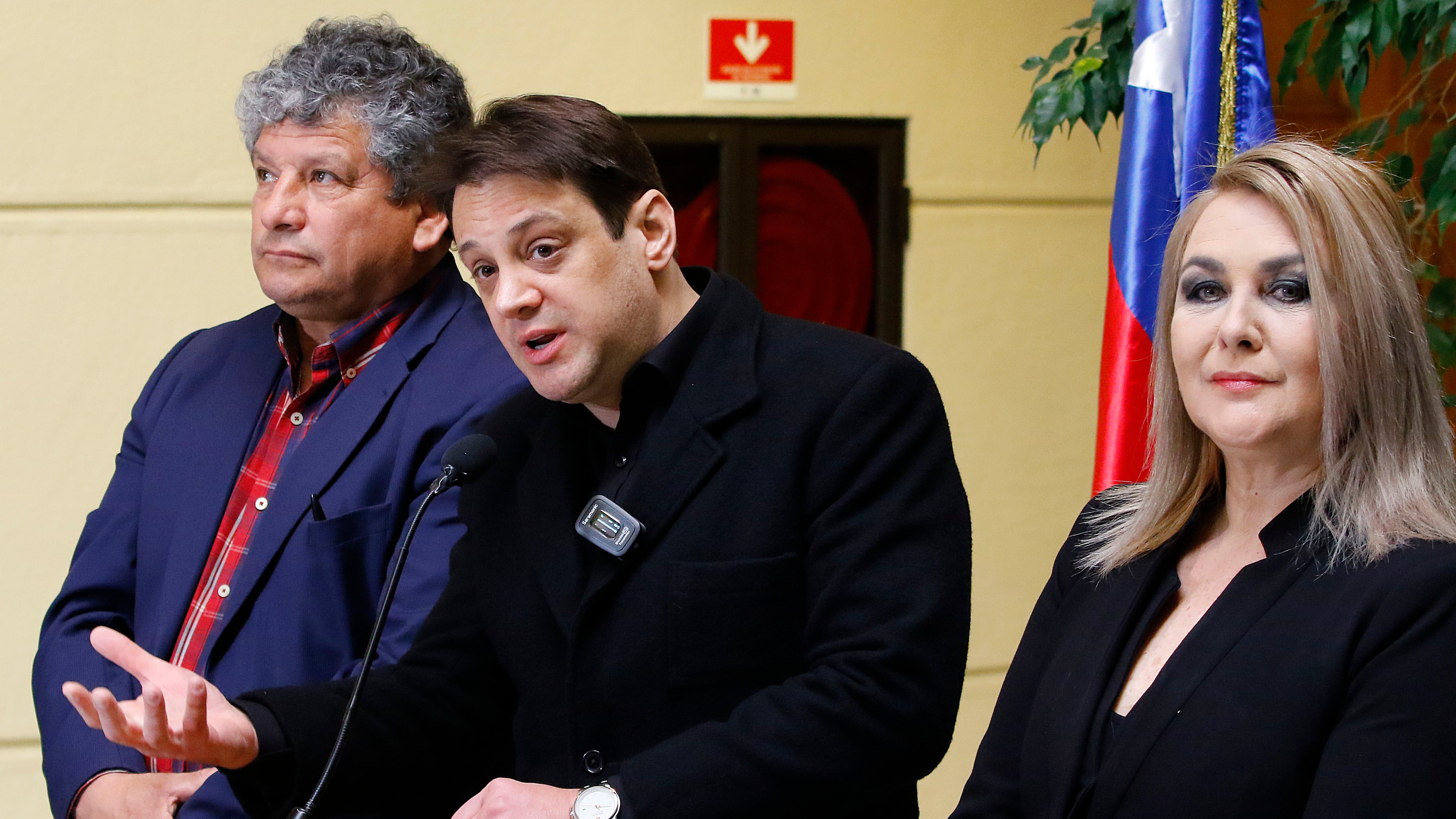 René Alinco, Gaspar Rivas y Pamela Jiles apoyan los retiros. / AGENCIAUNO