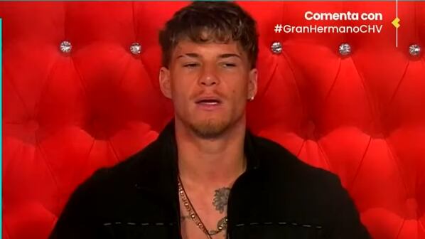 l participante de Gran Hermano, Raimundo Cerda, se la jugó con la espontánea y dio luces de quién podría ser el próximo eliminado del reality de CHV.
Según se mostró en el capítulo del día lunes, el joven deportista llegó hasta el confesionario para emitir sus votos contra los jugadores Jorge Aldoney y Hans Valdés, dejándole tres al Mister Mundo y dos para el futbolista.
“Mis tres votos son contra Jorge. Nuevamente nada contra él, sino que estamos en un a recta, él ha dicho en varias ocasiones que él llegó a su límite. Hay respeto entre ambos, pero más que nada, eso”, dijo respecto a Aldoney.
En cuanto a Han, sus motivos fueron “por la misma decisión que lo tomé la vez pasada. No es nada personal, seguimos el juego nomás”.
Con esto, sí o sí Jorge debería estar en placa de eliminación, con grandes opciones de ser el eliminado número 11 del encierro, siguiendo los pasos de Skarleth Labra quien fue la última de salir de la casa estudio de Argentina, con más del 81 por ciento de los votos del público.
La única forma que Jorge pueda asegurarse una semana más es convertirse en el líder de la semana o ser salvado por el ganador de la prueba.