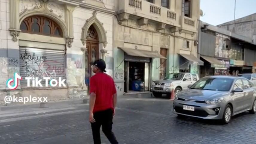 Boliviano cruzando paso de cebra