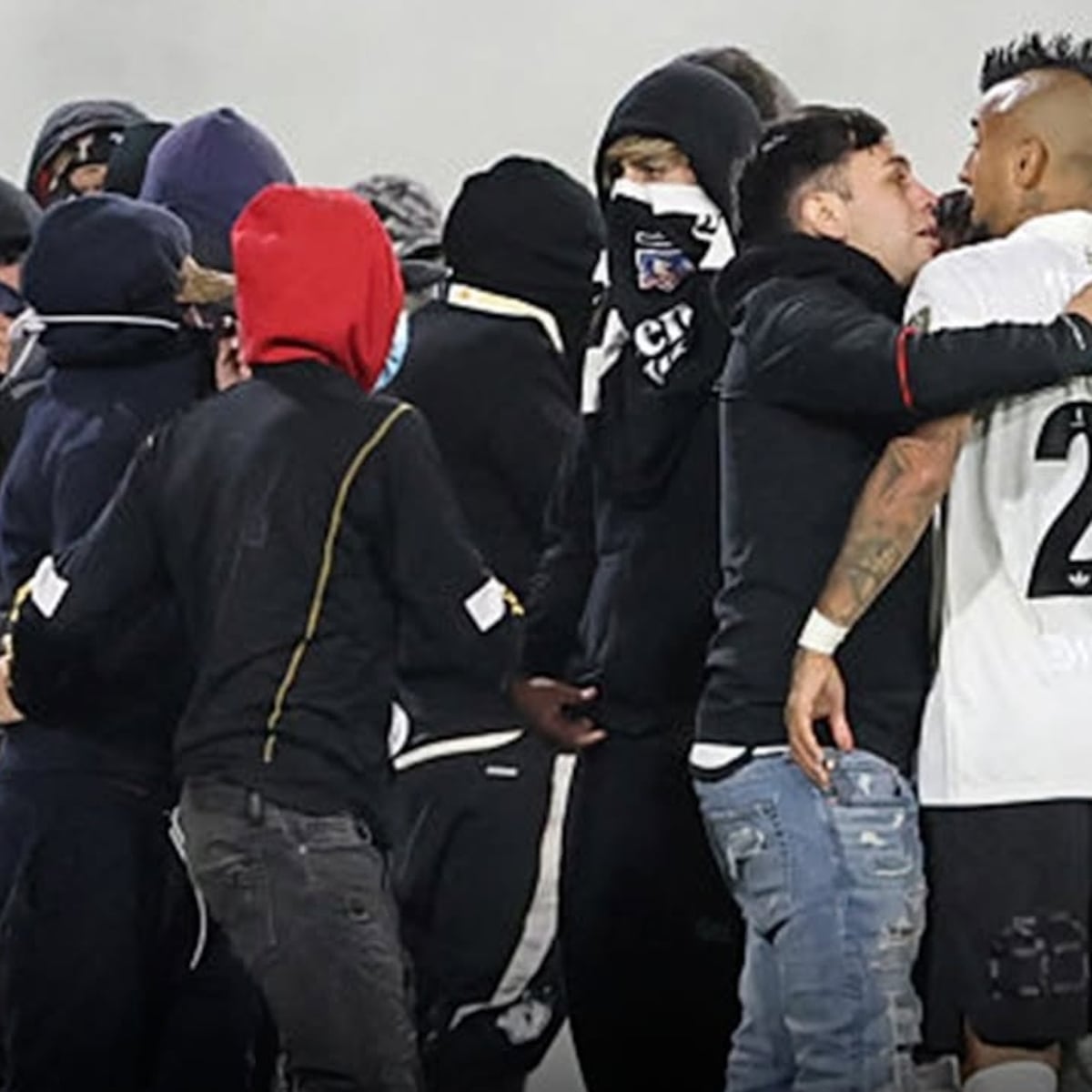 Arturo Vidal honra a hinchas fallecidos de Colo Colo Arturo Vidal honra a hinchas fallecidos de Colo Colo