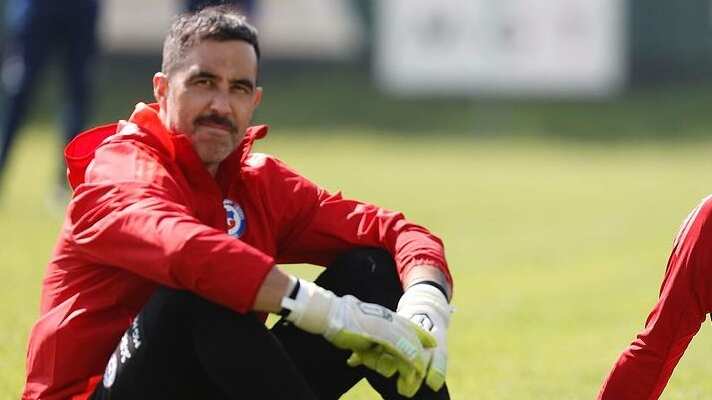 "No tengo la necesidad de regresar a Chile", señaló el actual arquero de Betis, quien termina contrato a mediados de este año, y no tiene ofertas para continuar su carrera profesional a los 41 años.