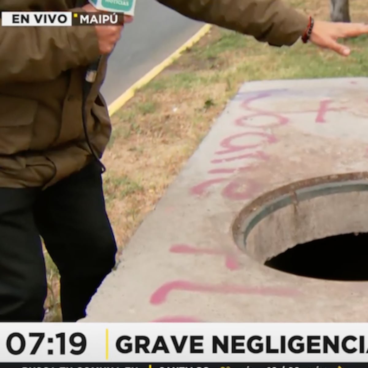 Niña de 4 años cae en alcantarilla tapada en Maipú Niña de 4 años cae en alcantarilla tapada en Maipú
