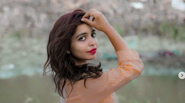 Conoce a esta joven que quiere practicar la "sologamia"