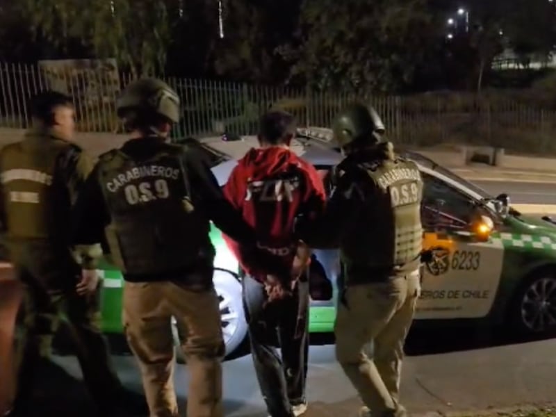 Carabineros detiene a sujeto que mantuvo a su pareja secuestrada durante meses en Las Condes: tenía órdenes de detención por violencia intrafamiliar