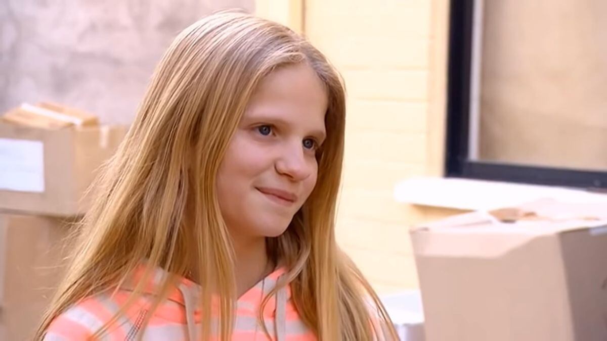 Fue en 2014 cuando Sofía Bennett debutó en la televisión en el marco de la primera teleserie de Mega en la era Rencoret, Pituca sin Lucas. Allí interpretó a la adorable Piedad ‘Pitita’ Risopatrón, de lo cual ya han pasado casi una década. Hoy en día la joven tiene 20 años, estudia Derecho y se apronta para el debut de Eternamente adolescente, película que marca su retorno a los sets.
Fue en este contexto que la joven narró a BioBioChile cómo han sido sus años alejada de la televisión, centrada en otras responsabilidades y compartiendo conocimientos actorales con su madre, la actriz Magdalena Max-Neef.
“Tengo recuerdos muy lindos de esa etapa. Yo desde muy chica había querido actuar, entonces llegar a Pituca sin Lucas fue cumplir un sueño. El equipo fue increíble conmigo y siento que la recepción que tuvo del público fue fantástica”, expresó.
“A mí me sucede que, a pesar que han pasado ocho años, la gente me sigue reconociendo en la calle. Es increíble el cariño que te brindan sólo por haber salido en una teleserie”, agregó.