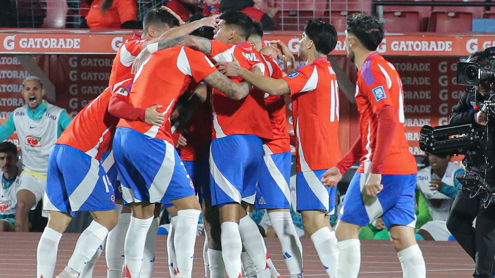 Selección Chilena celebrando el gol de Eduardo Vargas en el inicio del partido