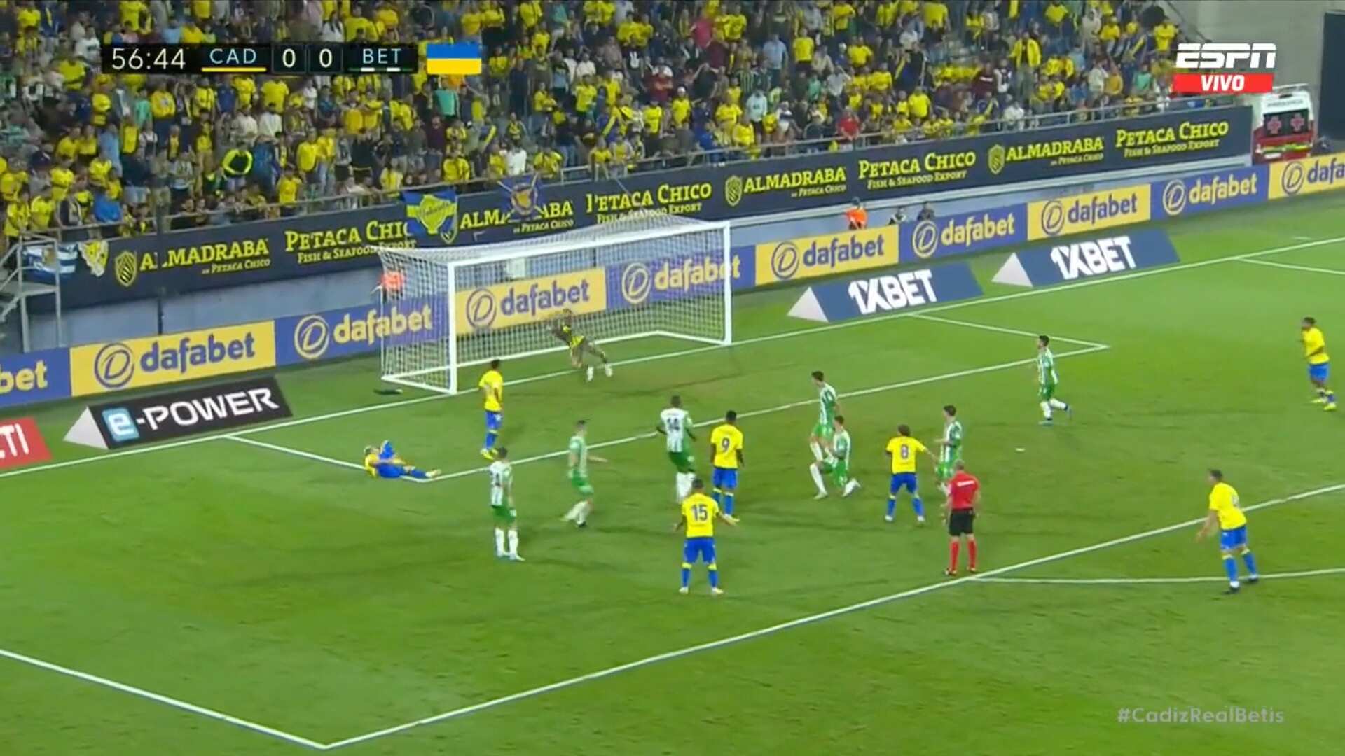 Claudio Bravo en uno de sus tapadones