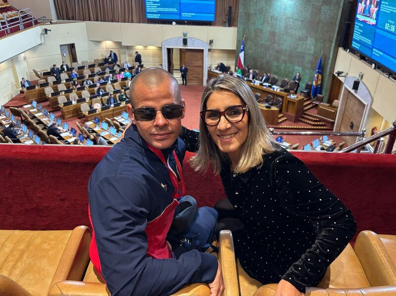 El atleta paralímpico cubano recibió este martes 8 de abril nacionalidad por gracia por parte del Congreso Nacional.