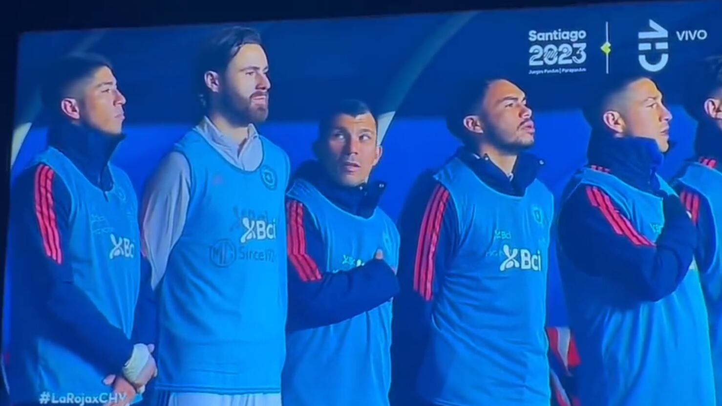 Aún no comenzaba el partido y el jugador Gary Medel ya hacía historia y sin siquiera ingresar a la cancha. Esto, porque realizó un llamativo gesto que no pasó por alto una televidente y lo viralizó en redes sociales.
Todo ocurrió mientras entonaban el himno nacional a todo pulmón, cuando el Pitbull, quien estaba en la banca con peto de suplente, miró a su compañero, el chileno-inglés Ben Brereton para cerciorarse su estaba cantando o no, como los demás seleccionado e hinchas.