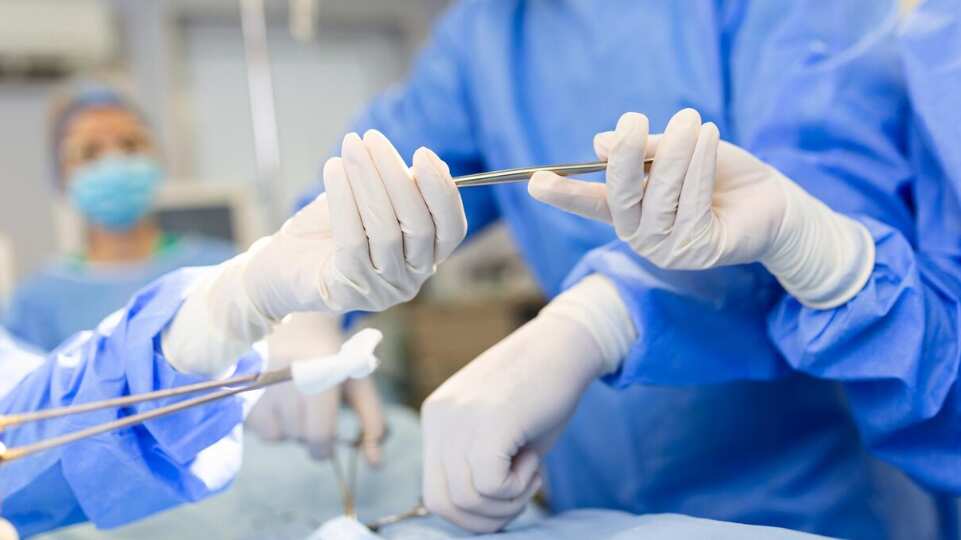 Los cirujanos realizan la operación Médicos profesionales que realizan la cirugía