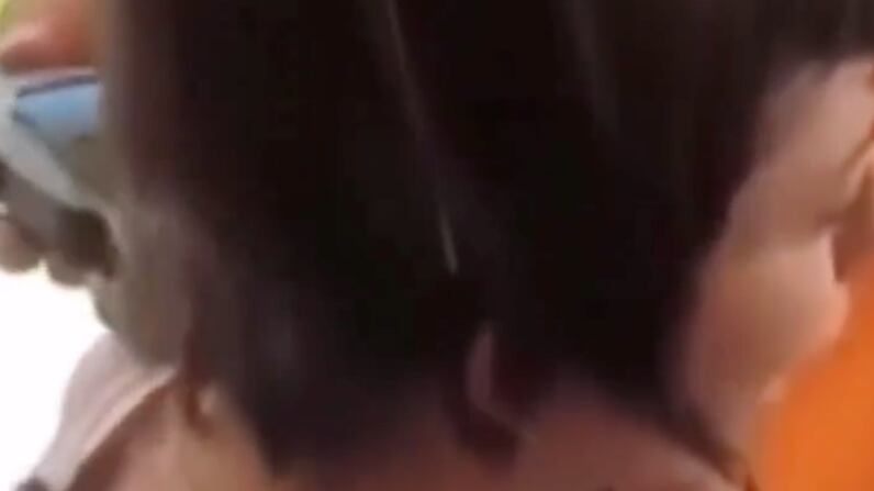 Padre rapa a su hija en castigo