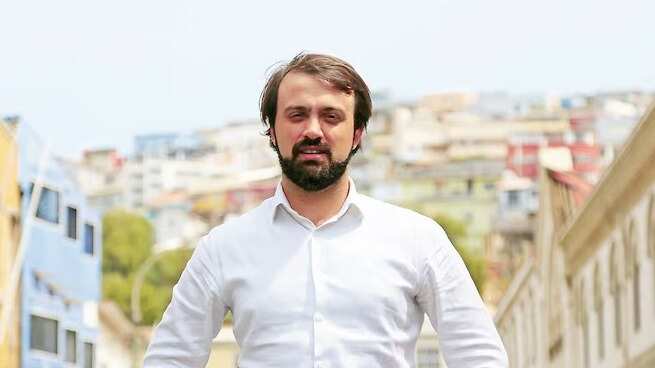 Jorge Sharp renuncia como alcalde de Valparaíso para explorar una candidatura parlamentaria en 2025