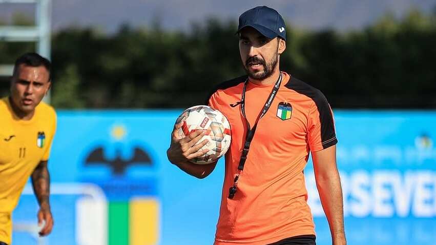 El entrenador de O'Higgins sufrió una encerrona en la comuna de La Granja, este jueves por la mañana. Iba junto a su hijo de 9 años con dirección al entrenamiento del club celeste en Rancagua.
