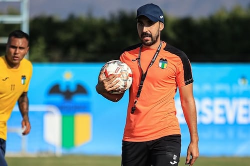 ¿Quién será el nuevo entrenador de la “U” tras la renuncia de Gustavo Álvarez?