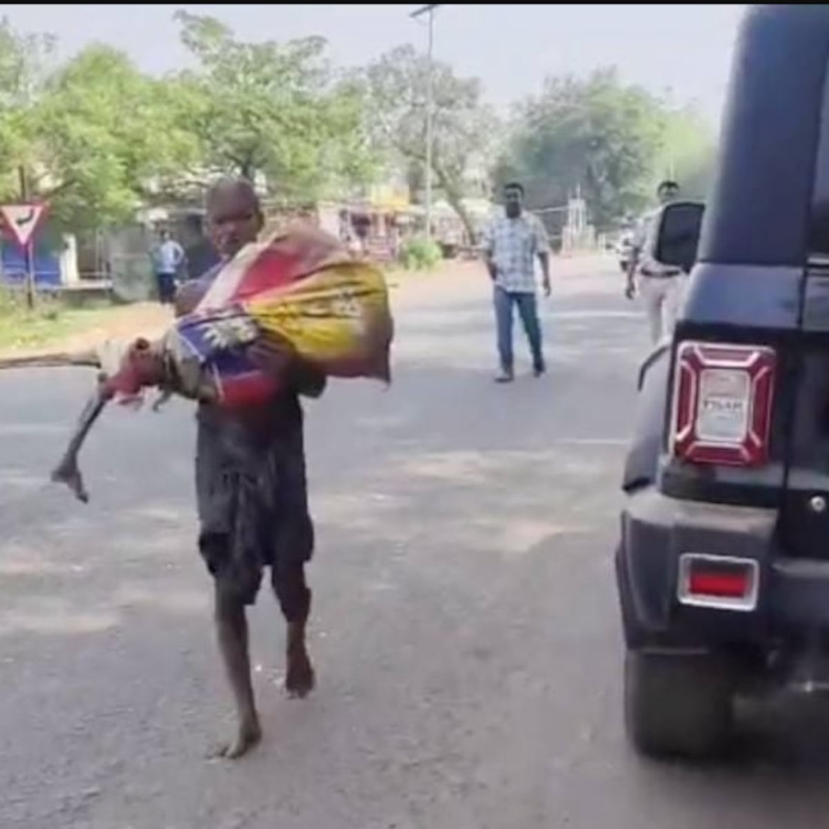 Hombre desentierra cadáver de su hermana para retirar dinero en banco Hombre desentierra cadáver de su hermana para retirar dinero en banco