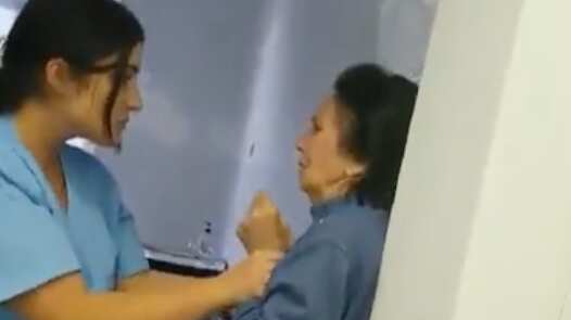 Enfermera golpea a anciana