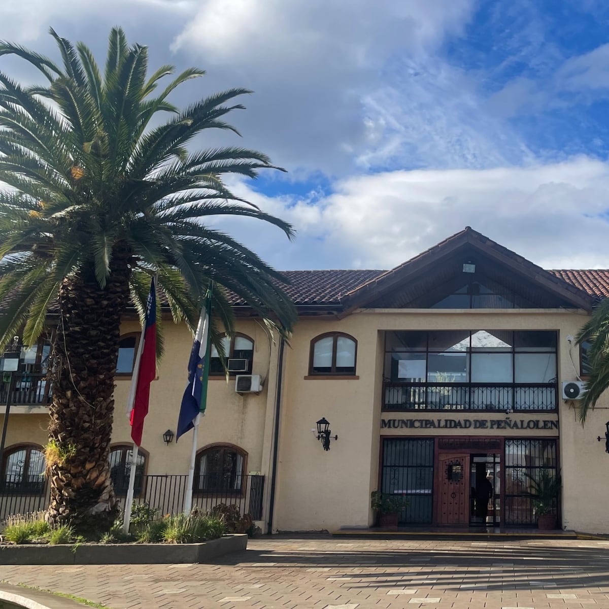 Desvinculan a 22 funcionarios por licencias médicas irregulares en Peñalolén Desvinculan a 22 funcionarios por licencias médicas irregulares en Peñalolén