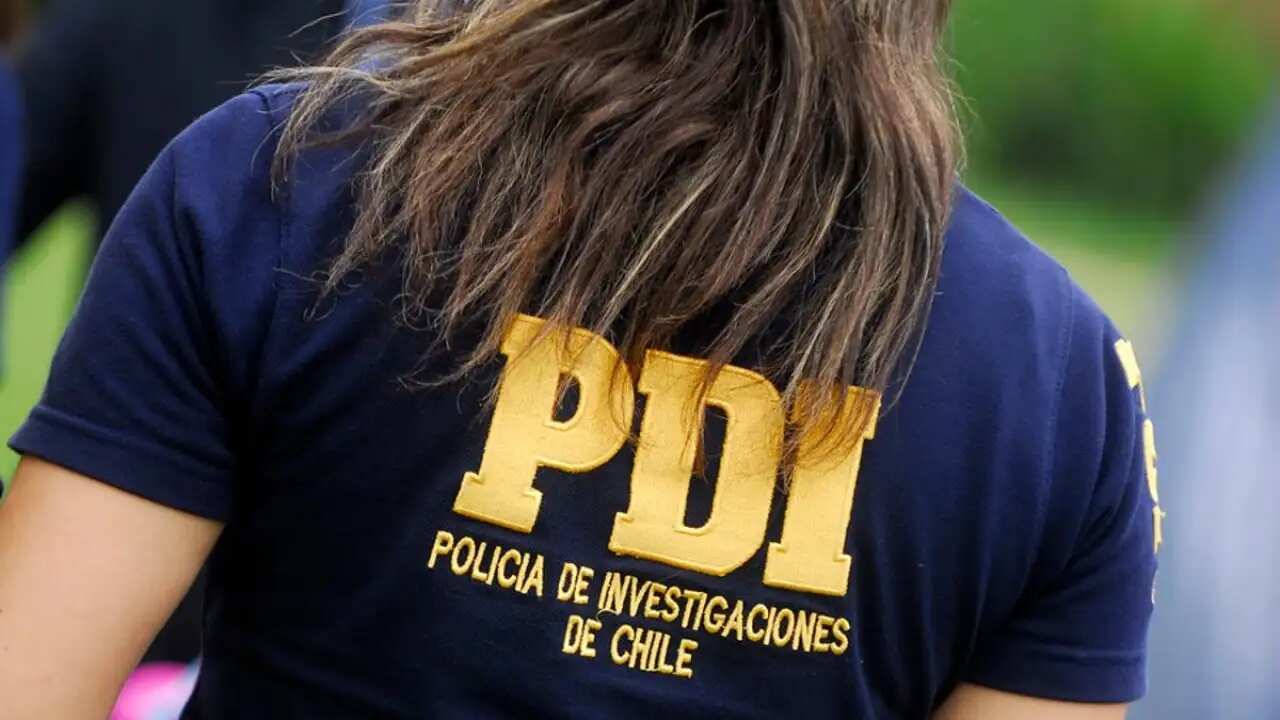 Matrimonio de funcionarios de la PDI balea a dos delincuentes que ingresaron a robar a una vivienda en Padre Hurtado
Los hechos ocurrieron luego de que uno de los sujetos intentara agredir con un arma blanca a uno de los funcionarios.