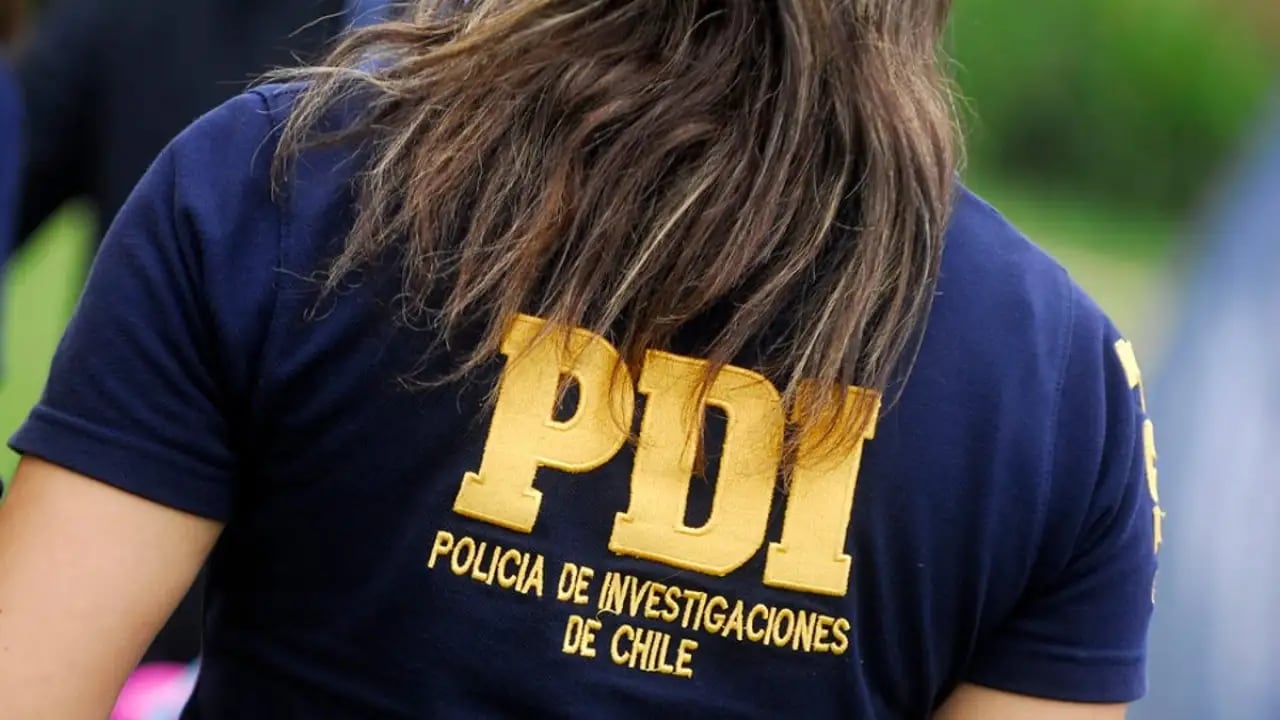 Matrimonio de funcionarios de la PDI balea a dos delincuentes que ingresaron a robar a una vivienda en Padre Hurtado
Los hechos ocurrieron luego de que uno de los sujetos intentara agredir con un arma blanca a uno de los funcionarios.