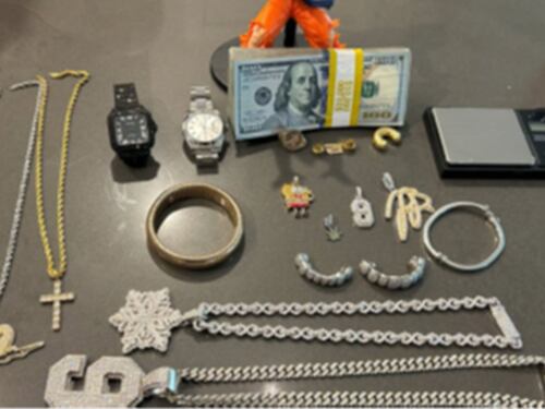 Detienen a tres chilenos que le robaron a estrella de la NFL en Estados Unidos: se tomaron fotos con sus relojes y artículos de lujo